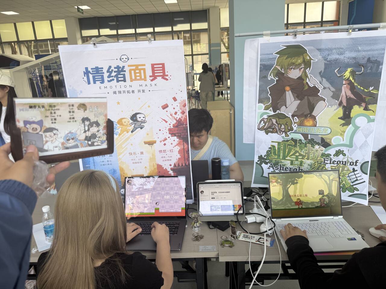 现场玩家试玩两款游戏